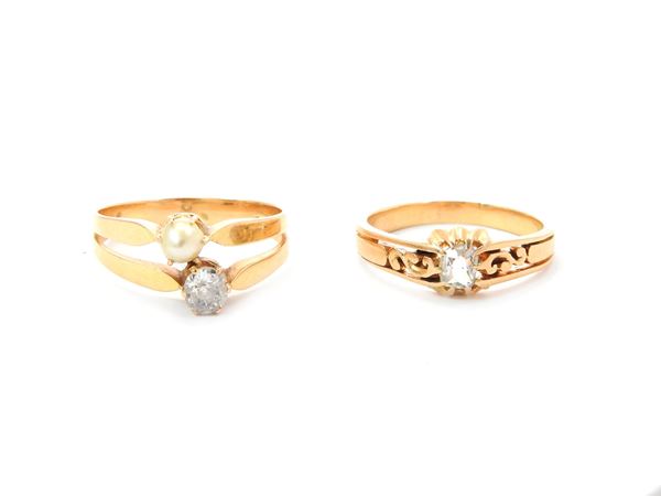 Due anelli in oro giallo con diamanti e perla