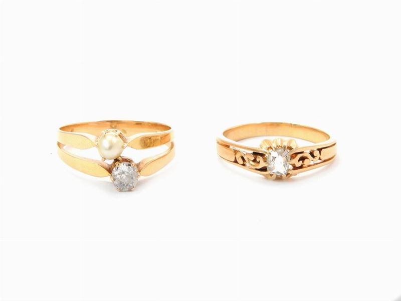 Due Anelli in Oro Giallo con Diamanti e Perla