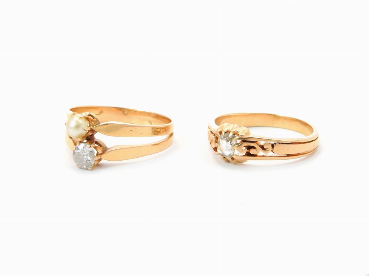 Due Anelli in Oro Giallo con Diamanti e Perla