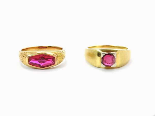 Due anelli da uomo in oro giallo con rubini