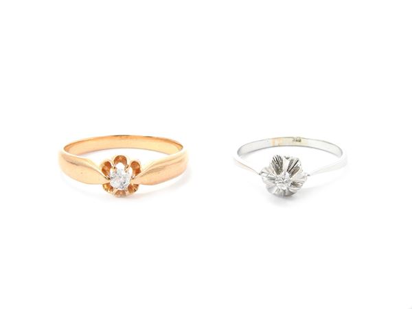 Quattro anelli in oro giallo, bianco e rosa con diamante e corindone incolore