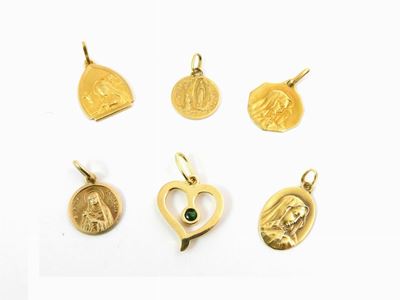 Sei Ciondoli in Oro Giallo con Smeraldo