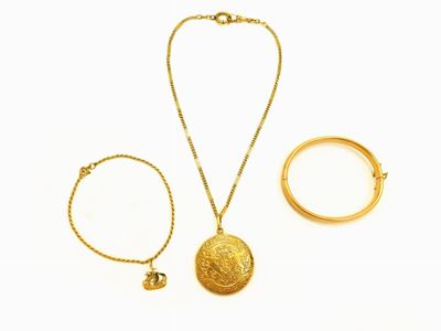 Due Bracciali e una Catena da Orologio con Pendente Portaritratto in Oro Giallo