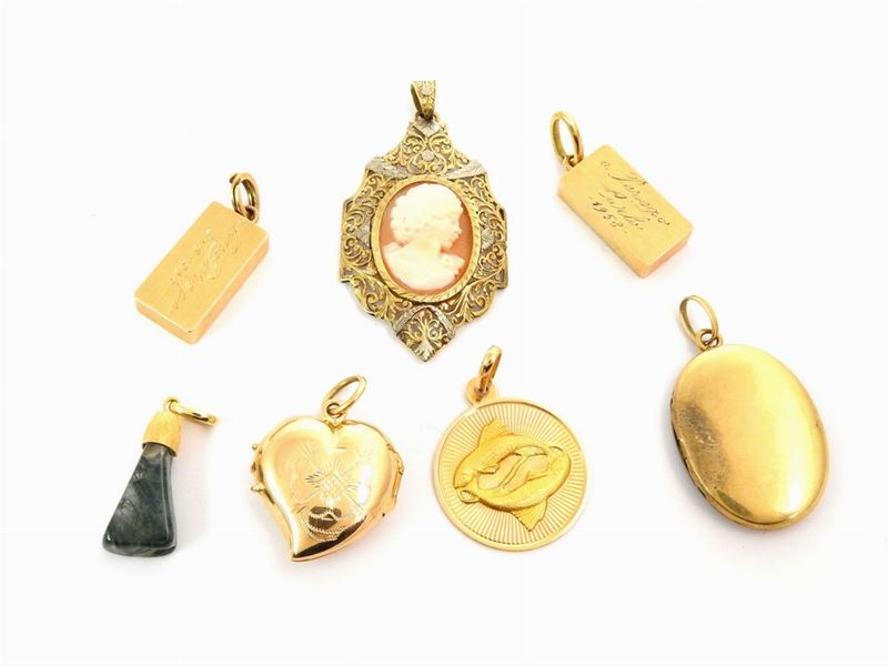 Sette Ciondoli in Oro Bianco, Giallo e Rosa con Cameo in Conchiglia e Agata
