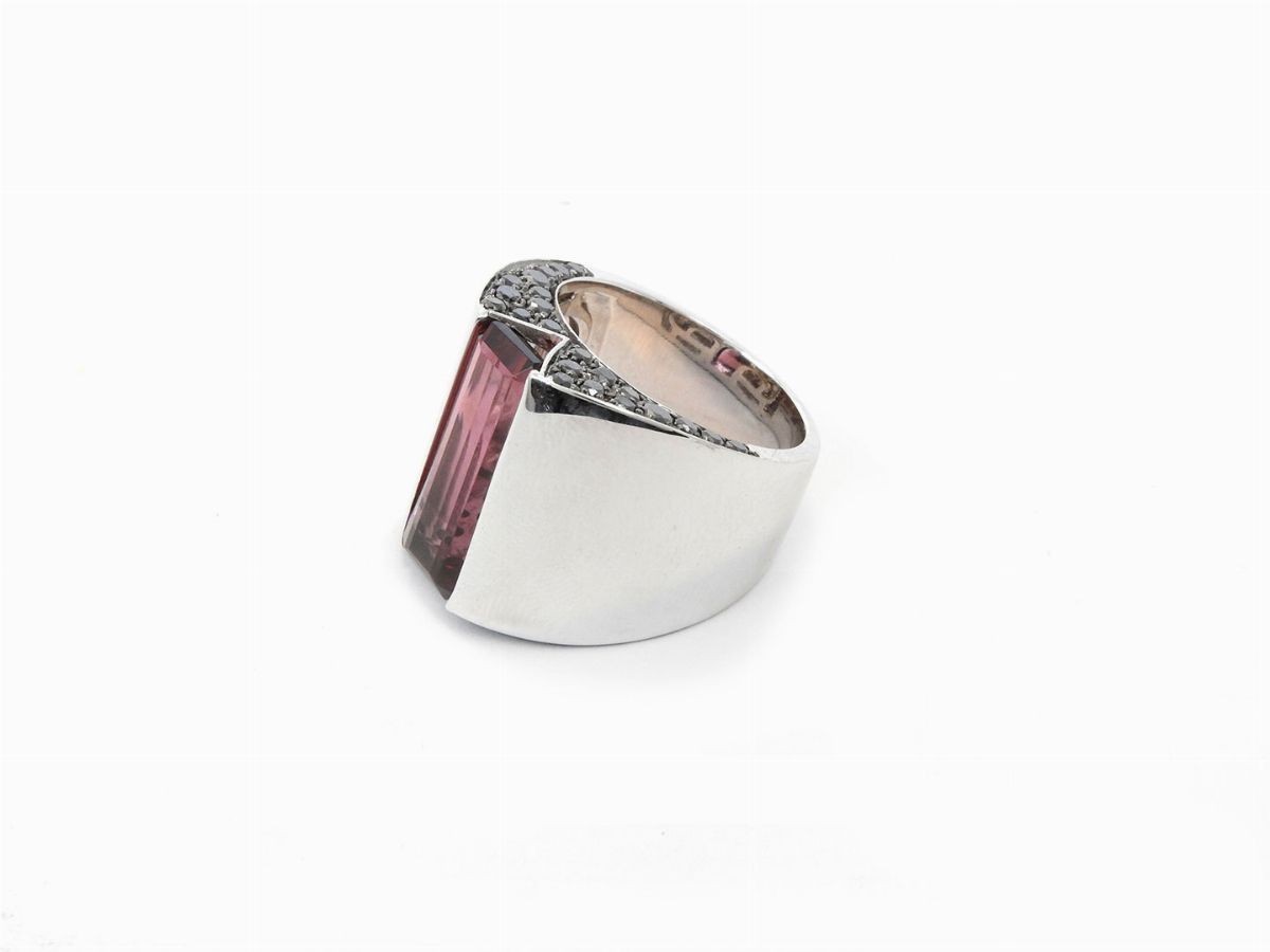 Anello a Fascia in Oro Bianco con Diamanti Neri e Tormalina Rosa