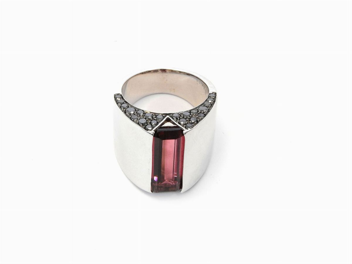 Anello a Fascia in Oro Bianco con Diamanti Neri e Tormalina Rosa