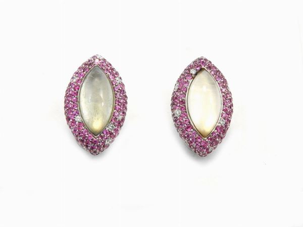 Orecchini in oro bianco con diamanti corindoni rosa e doppiette prasiolite-madreperla