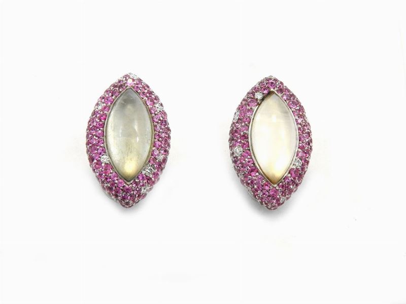 Orecchini in Oro Bianco con Diamanti Corindoni Rosa e Doppiette Prasiolite-madreperla