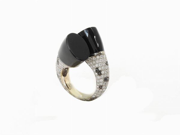 White gold ring with colorless diamonds, black diamonds and onyx