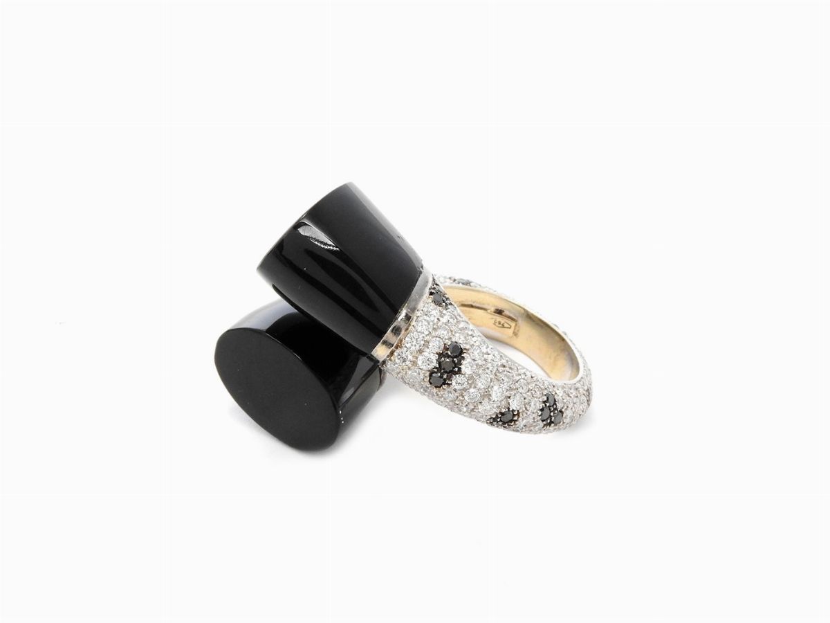 Anello in Oro Bianco con Diamanti Incolori, Diamanti Neri e Onici