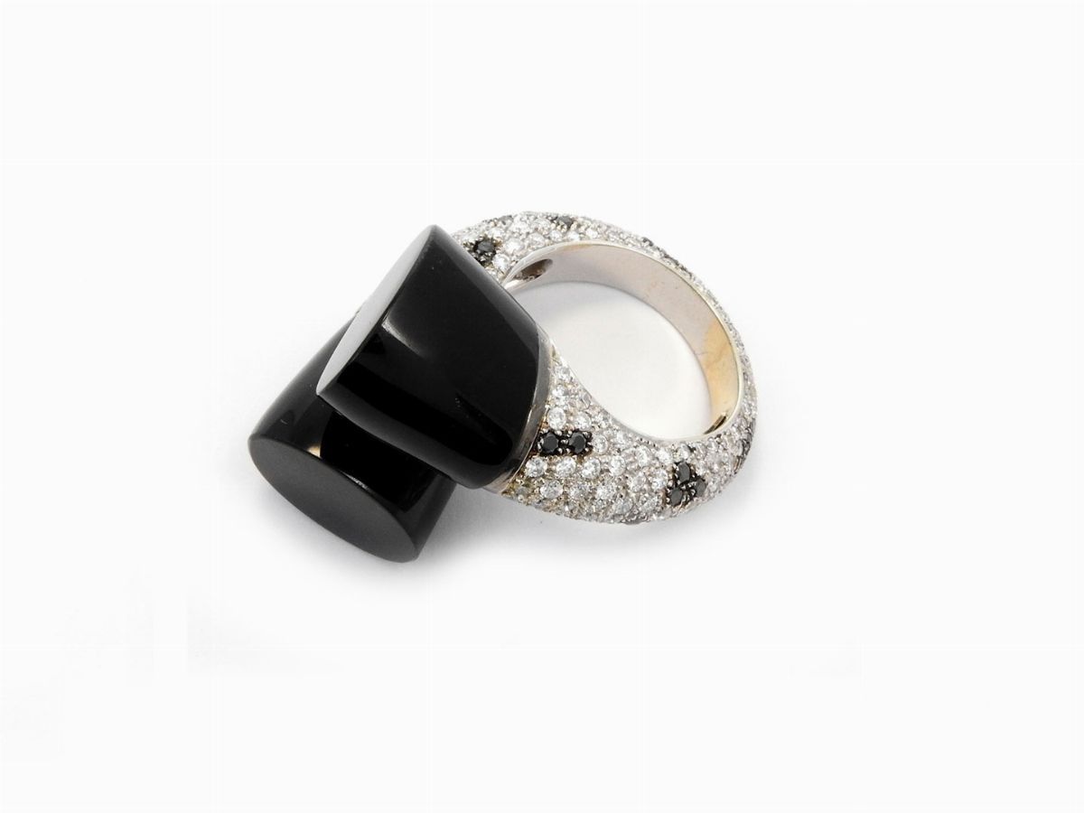 Anello in Oro Bianco con Diamanti Incolori, Diamanti Neri e Onici