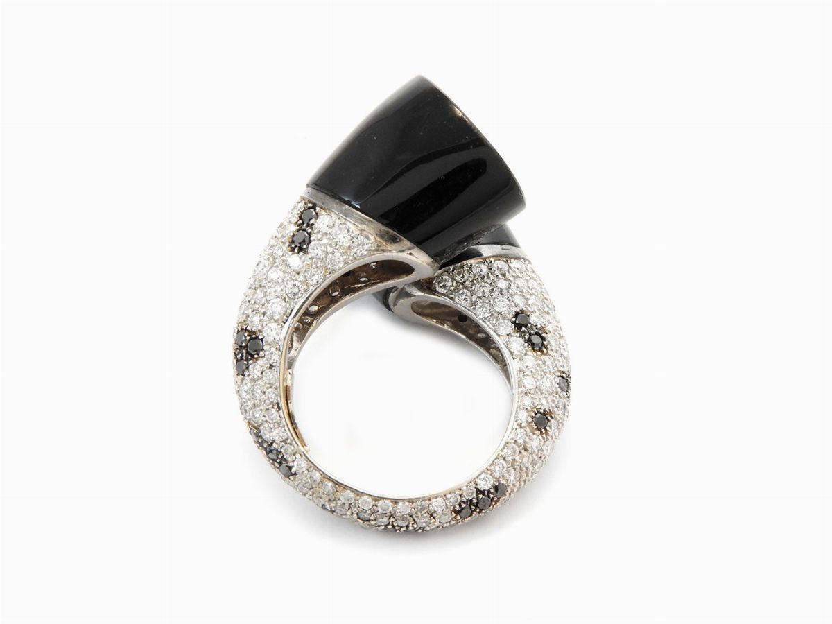 Anello in Oro Bianco con Diamanti Incolori, Diamanti Neri e Onici