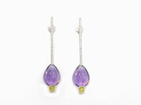 White and yellow gold pendant earrings with diamonds, amethysts and peridots