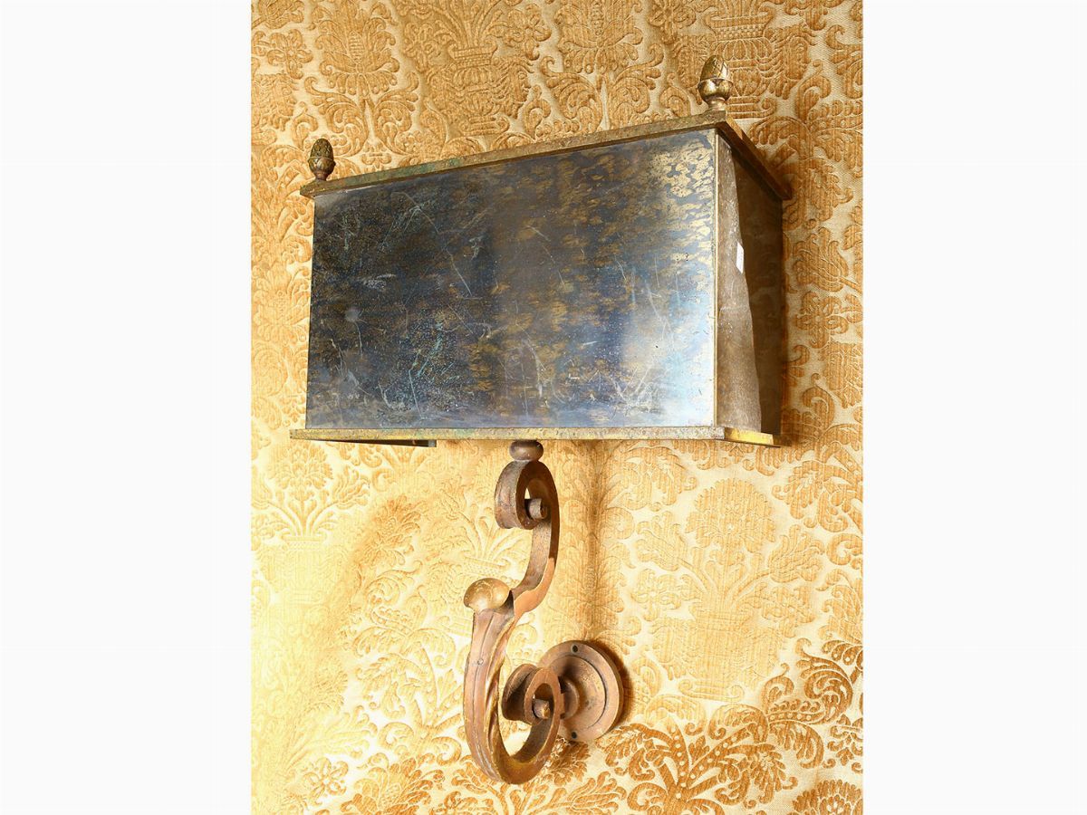 Coppia di Grandi Applique in Metallo Patinato