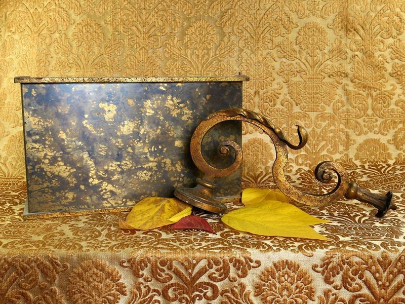 Coppia di Grandi Apllique in Metallo Patinato
