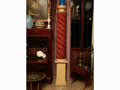 Coppia di Alte Colonne in Legno Laccato e Tessuto