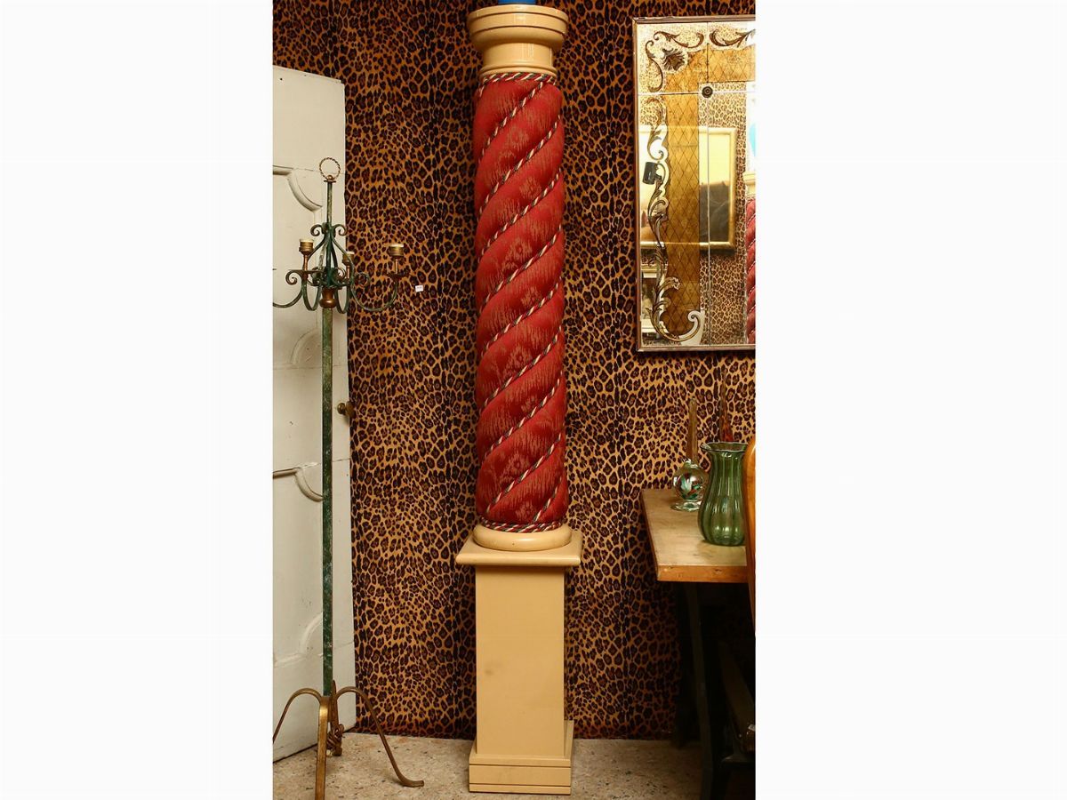 Coppia di Alte Colonne in Legno Laccato e Tessuto