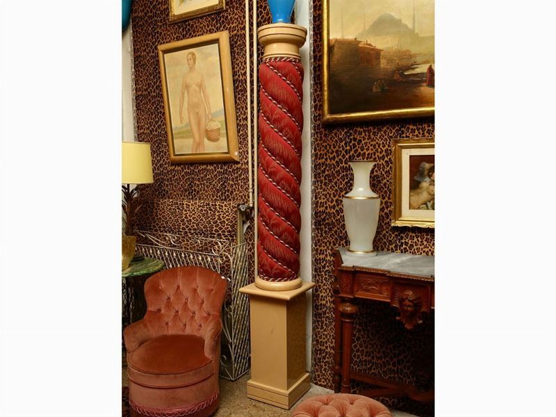 Coppia di Alte Colonne in Legno Laccato e Tessuto