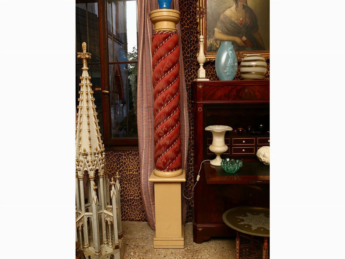 Coppia di Alte Colonne in Legno Laccato e Tessuto