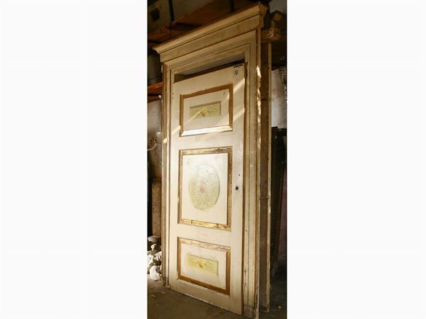 Double architrave in white lacquered wood and heightened in gold