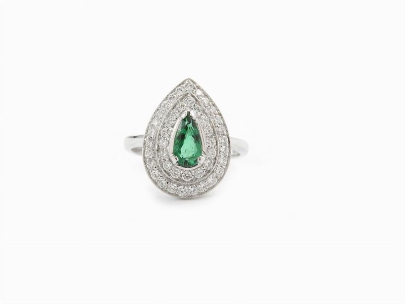 Anello in Oro Bianco con Diamanti e Smeraldo