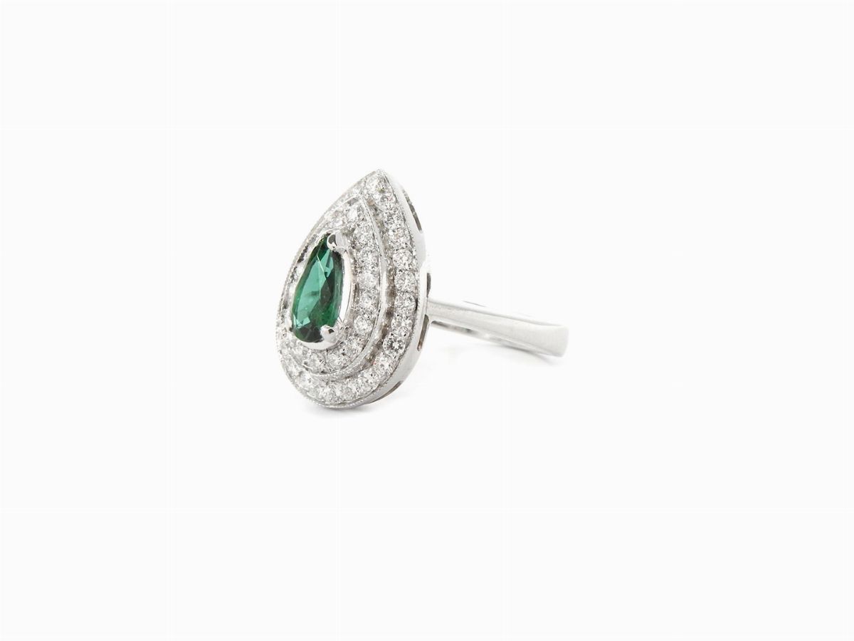 Anello in Oro Bianco con Diamanti e Smeraldo
