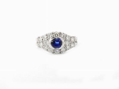Anello in Oro Bianco con Diamanti e Zaffiro