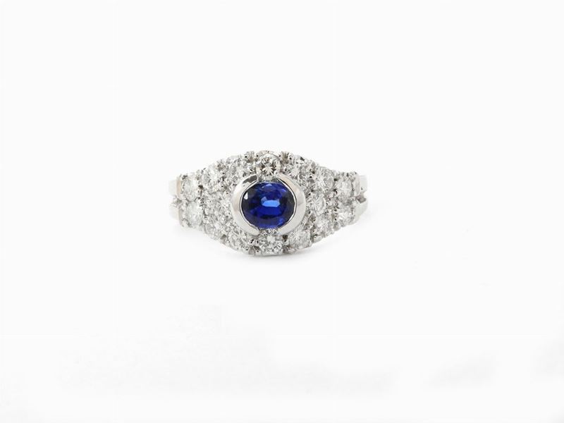 Anello in Oro Bianco con Diamanti e Zaffiro