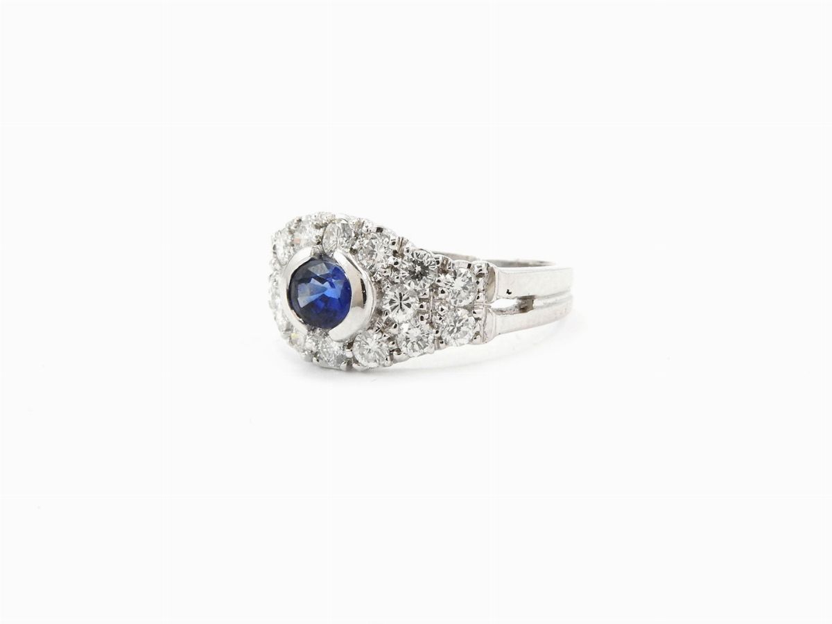Anello in Oro Bianco con Diamanti e Zaffiro