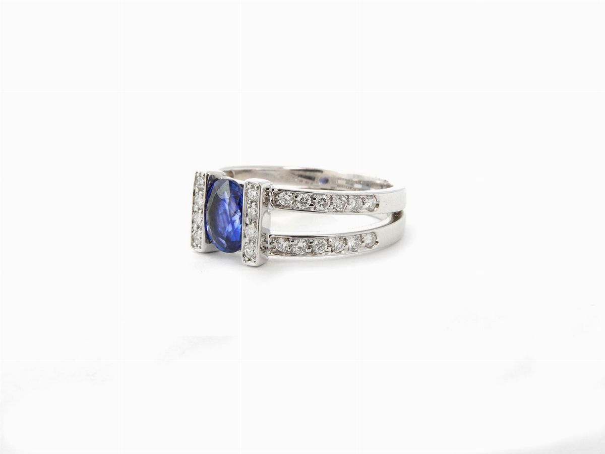 Anello in Oro Bianco con Diamanti e Zaffiro