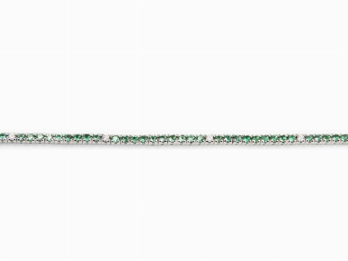 Bracciale Tennis in Oro Bianco con Diamanti e Smeraldi