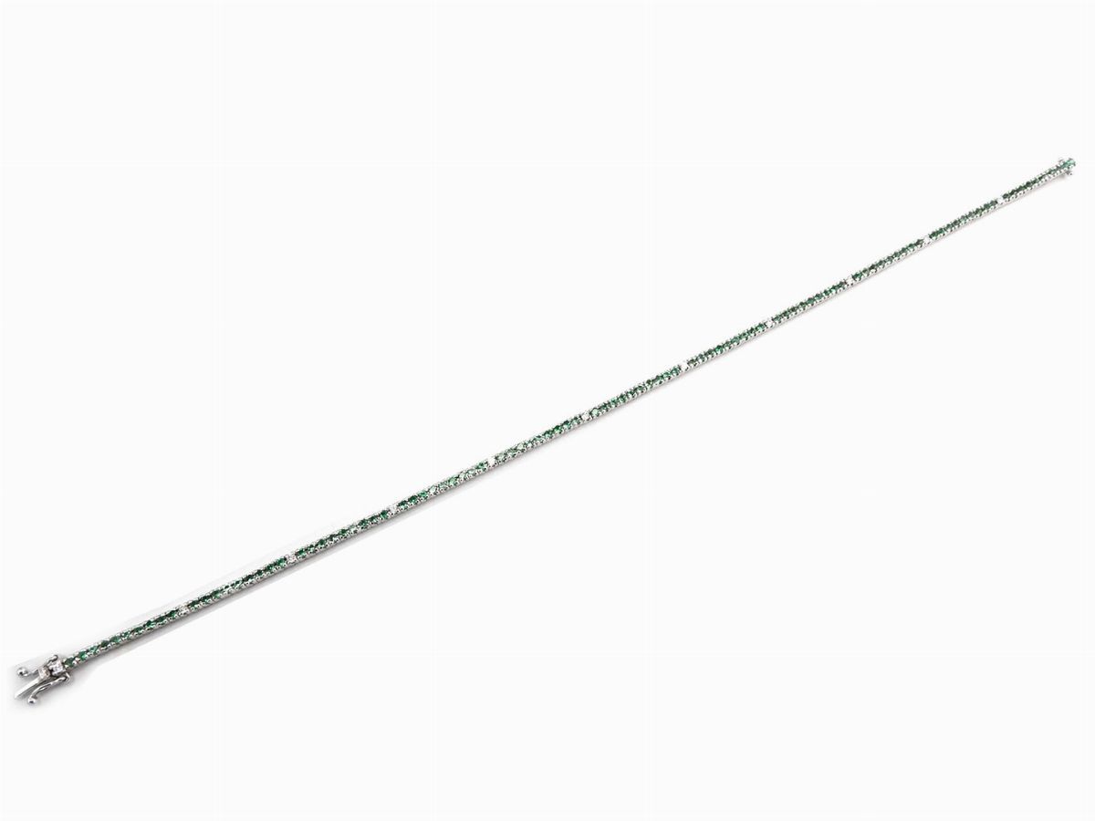 Bracciale Tennis in Oro Bianco con Diamanti e Smeraldi