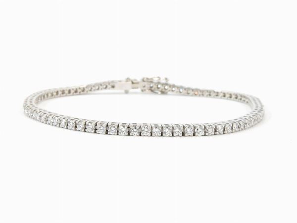 White gold tennis bracelet with diamonds