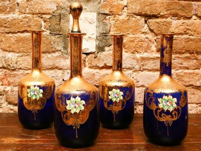 Serie di Quattro Bottiglie da Liquore in Vetro Blu e Oro