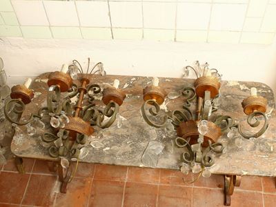 Coppia di Appliques in Ferro Battuto e Cristallo