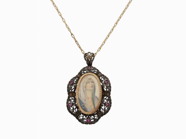 Little chain and portrait pendant with miniature in yellow gold and silver with rubies
