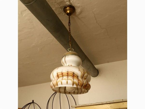 Tre piccoli lampadari in vetro, legno e metallo