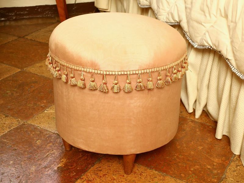 Poggiapiedi Circolare Rivestito in Seta Rosa