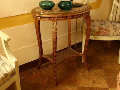 Tavolino Ovale in Legno Intagliato e Dorato