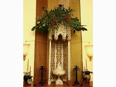 Grande Tempietto Neogotico in Legno Laccato Grigio Chiaro e Lumeggiato in Oro