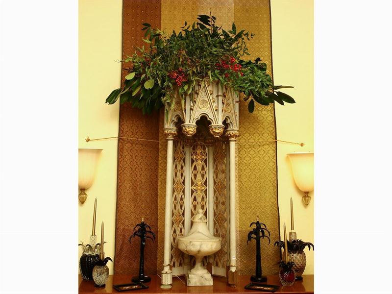 Grande Tempietto Neogotico in Legno Laccato Grigio Chiaro e Lumeggiato in Oro