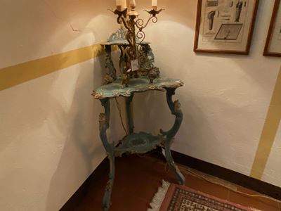 Etagere Eclettica in Legno Intagliato e Lacato nei Toni del Verde