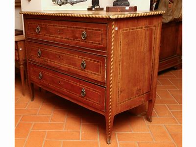 Cassettone Impiallacciato in Noce e Piuma di Noce