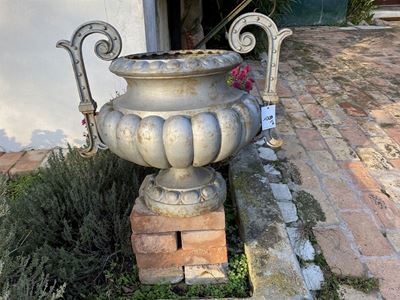 Coppia di Grandi Vasi in Ghisa Argentata
