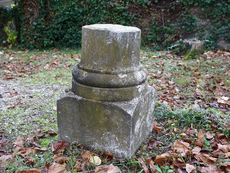 Due Complementi da Giardino in Pietra Serena