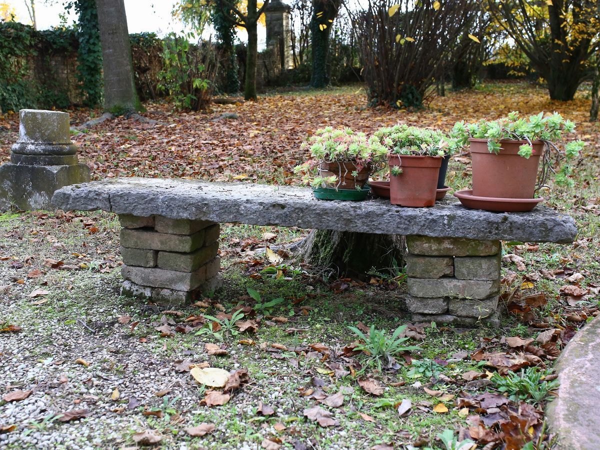 Due Complementi da Giardino in Pietra Serena