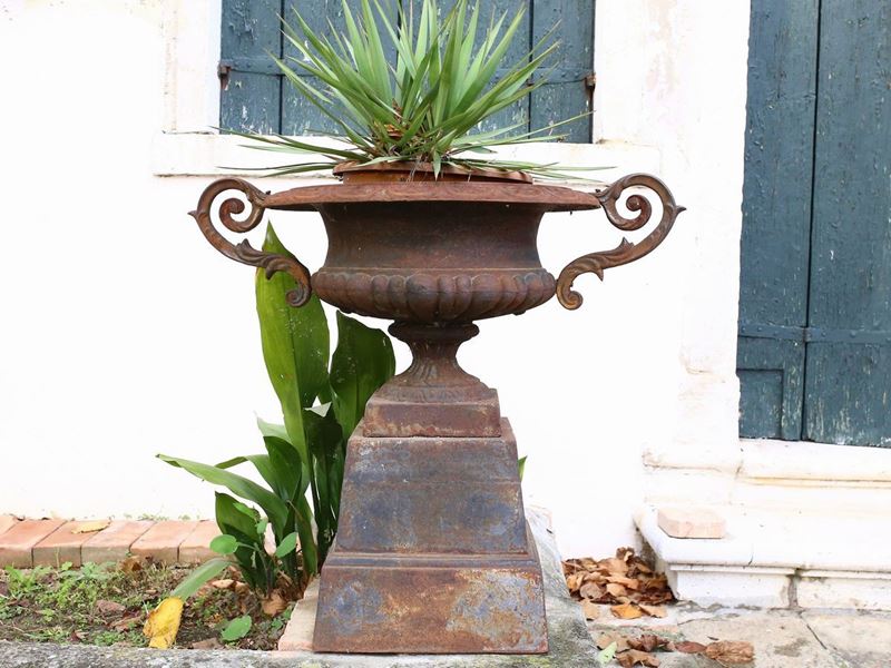 Coppia di Grandi Vasi da Giardino in Ghisa