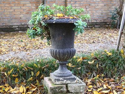 Coppia di Vasi da Giardino in Metallo Ebanizzato