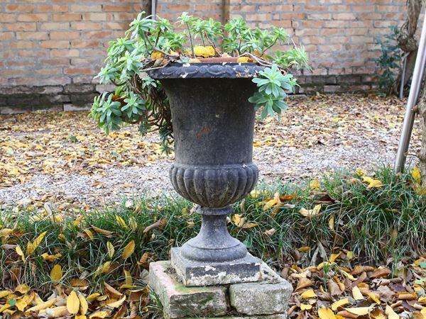 Coppia di vasi da giardino in metallo ebanizzato