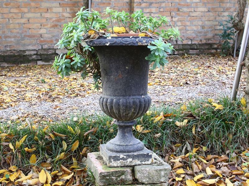 Coppia di Vasi da Giardino in Metallo Ebanizzato